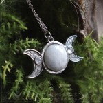 Pendentif triple lune et triquetra elfique entouré de feuilles, avec pierre de lune arc-en-ciel, bijou celtique