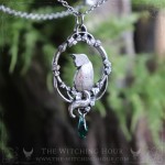 Pendentif chat elfique entouré de feuilles