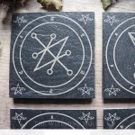 Dessous de verre en ardoise avec sigils de Lilith, Lucifer, Astaroth et Azazel