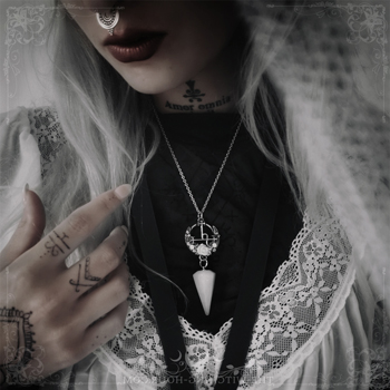 Collier sigil de Lilith en jade blanc