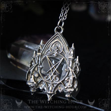 Pendentif sigil de Lucifer dans une cathédrale gothique
