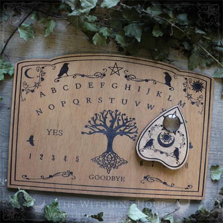 Planche ouija en bois avec corbeaux