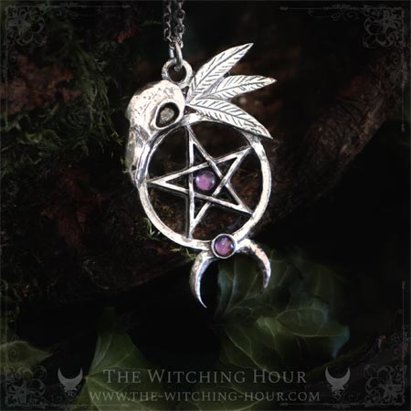 Collier pentacle et crâne de corbeau