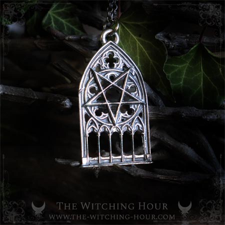 Collier pentacle inversé dans une arche gothique