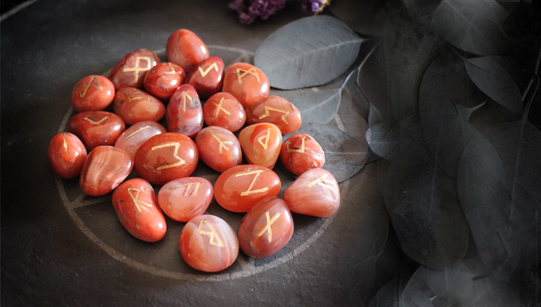 Runes en cornaline