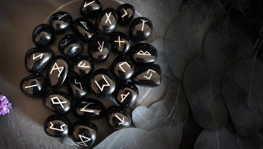 Runes en obsidienne