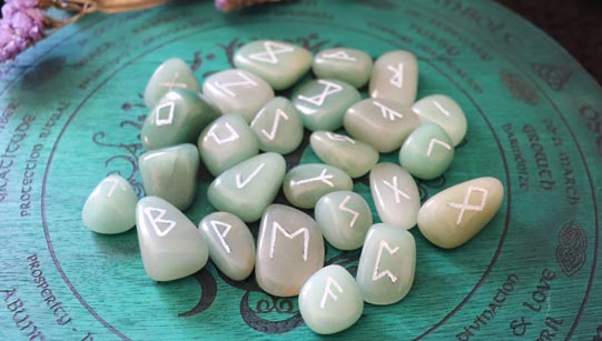 Runes en aventurine verte