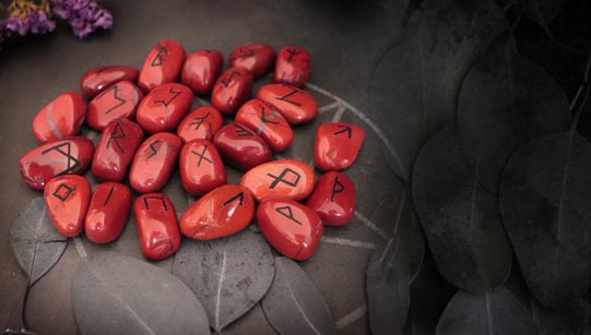 Runes en jaspe rouge