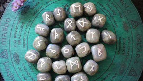 Runes en labradorite